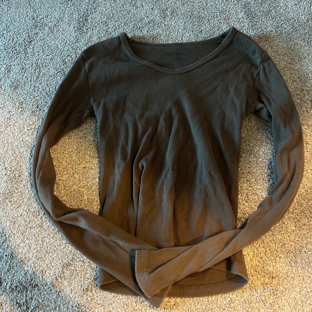 Long-sleeve top with a scoop neck